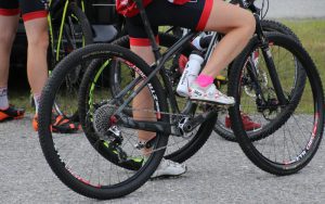 akcesoria w sklepie rowerowym